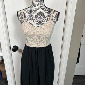 Speechless cream and black illusion maxi dress with lace bodice. Size M